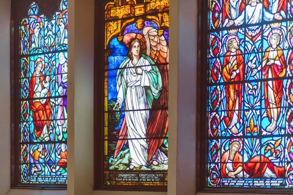 Quels sont les défis de la restauration de vitraux médiévaux ?